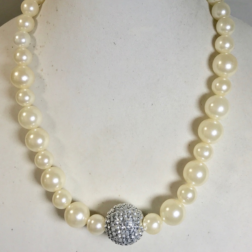 Chunky Faux Pearl Necklace w/ Rhinestone Pendant